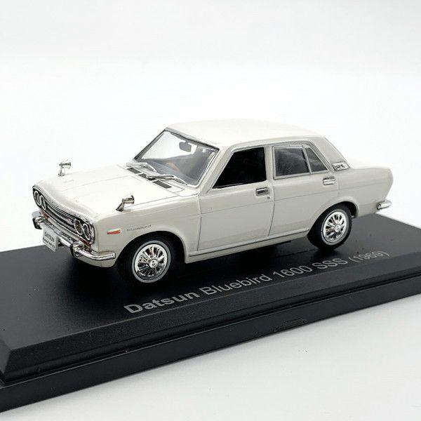 BANDAI - 萬代屋【ダットサン ブルーバード410 2ドア白リモコン欠】ブリキ製ミニカー箱無 Amazon.co.jp: 萬代屋 ダットサン ブルーバード410 2ドア白