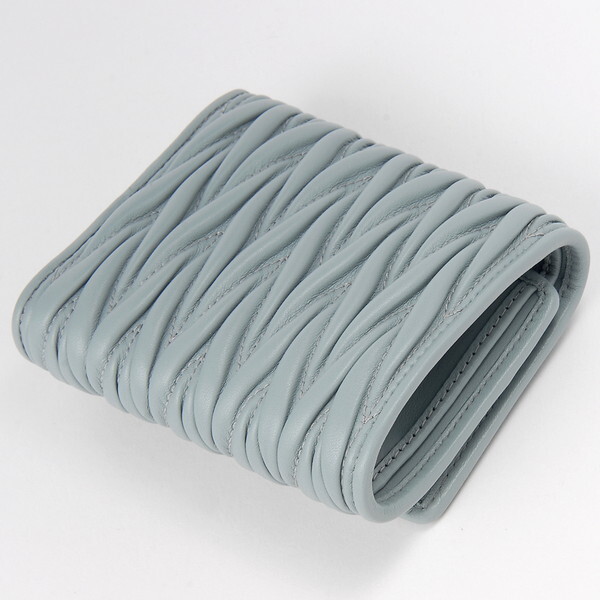 Miu Miu 三つ折り財布 ミントグリーン miu miu 三つ折り財布 ミントグリーン miu miu 三つ折り財布 ミント