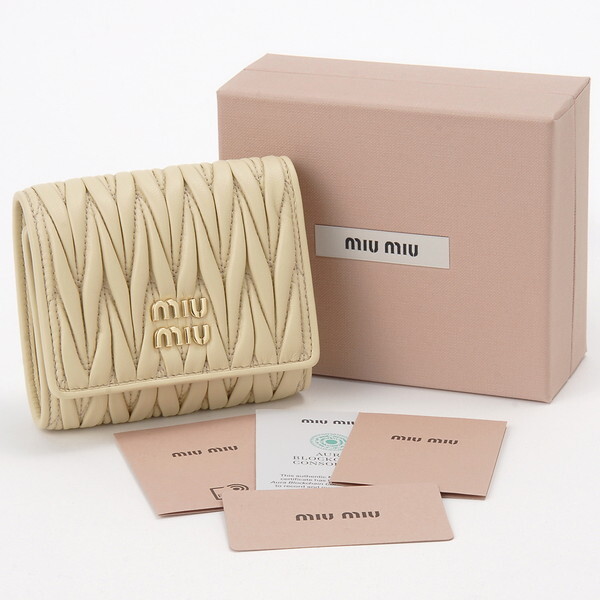 Miu Miu ベージュ 三つ折り財布 MIU MIU ミュウミュウ 三つ折り財布 ソイグリーン 5MH033 AFPP F0K57