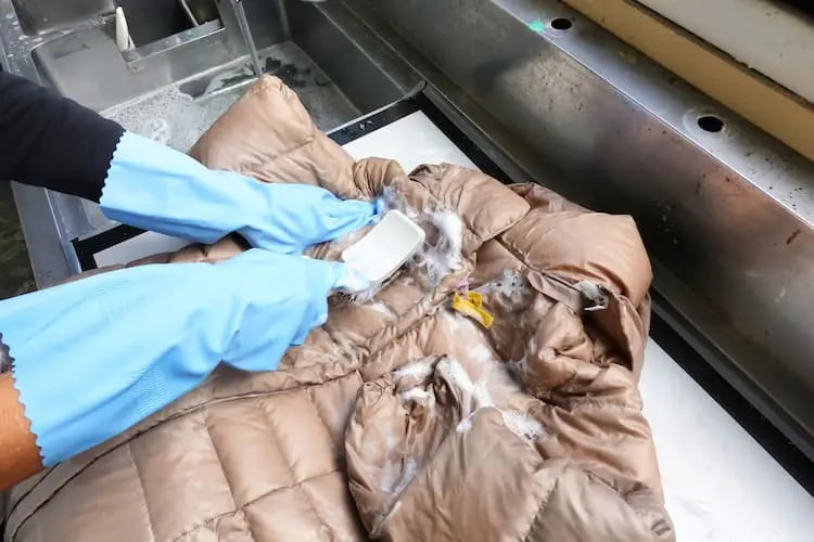 熟練の手洗いによる繊細なクリーニング