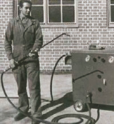 温水高圧洗浄機の誕生。ヨーロッパで最初の温水高圧洗浄機を開発し特許を取得。